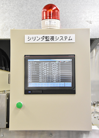 実際に導入された製造工程監視システム。規定時間をオーバーしたら赤いランプが点灯する