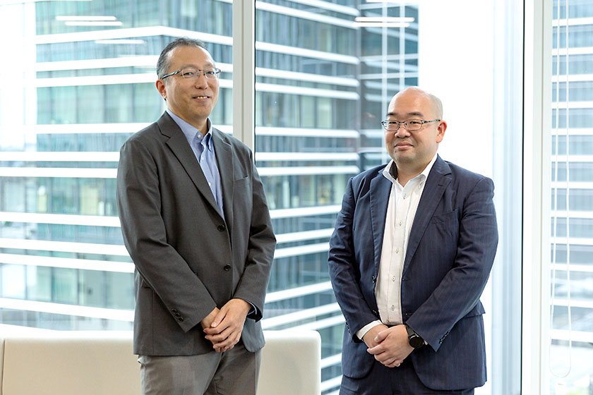 株式会社SUMCO AI推進本部 システム部 逸見 利介氏（右）、三菱電機株式会社 デジタルイノベーション事業本部 OTセキュリティ事業推進部 山本 孝史（左）